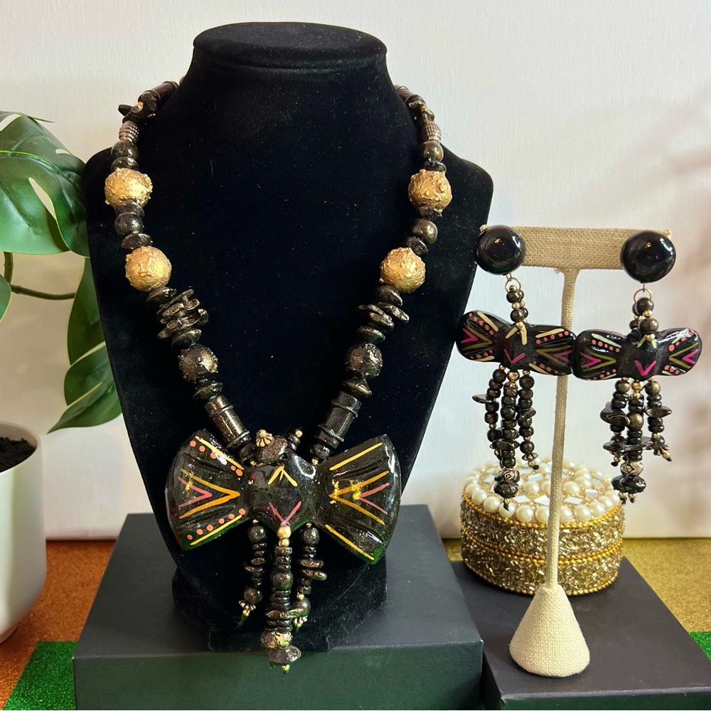 Vintage 80’s Néw Old Stock Pierced Earrings and Matching Necklace